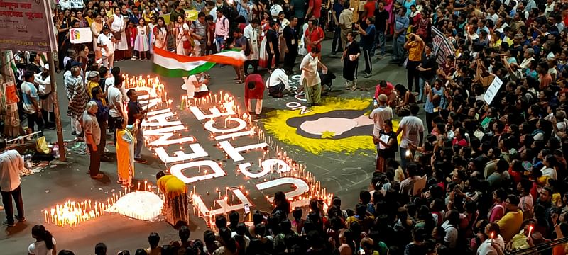 নারী চিকিৎসককে ধর্ষণের পর হত্যার ঘটনায় বিচার চেয়ে মোমবাতি ও প্রদীপ জ্বালিয়ে আন্দোলন। ৪ সেপ্টেম্বর, কলকাতার গড়িয়াহাটার মোড়ে